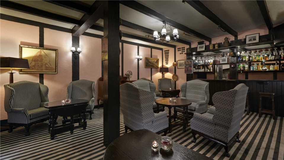 The Lakehouse Bar