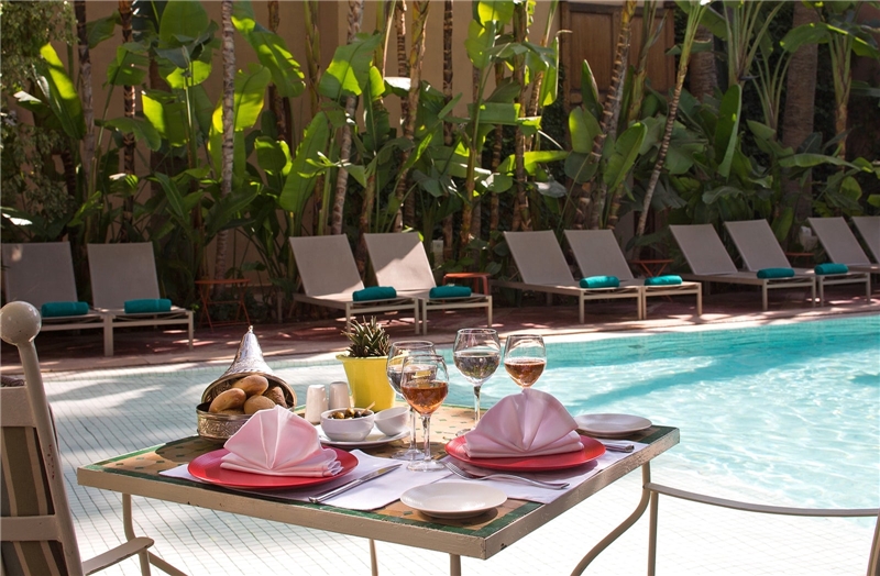 Frühstück am Pool