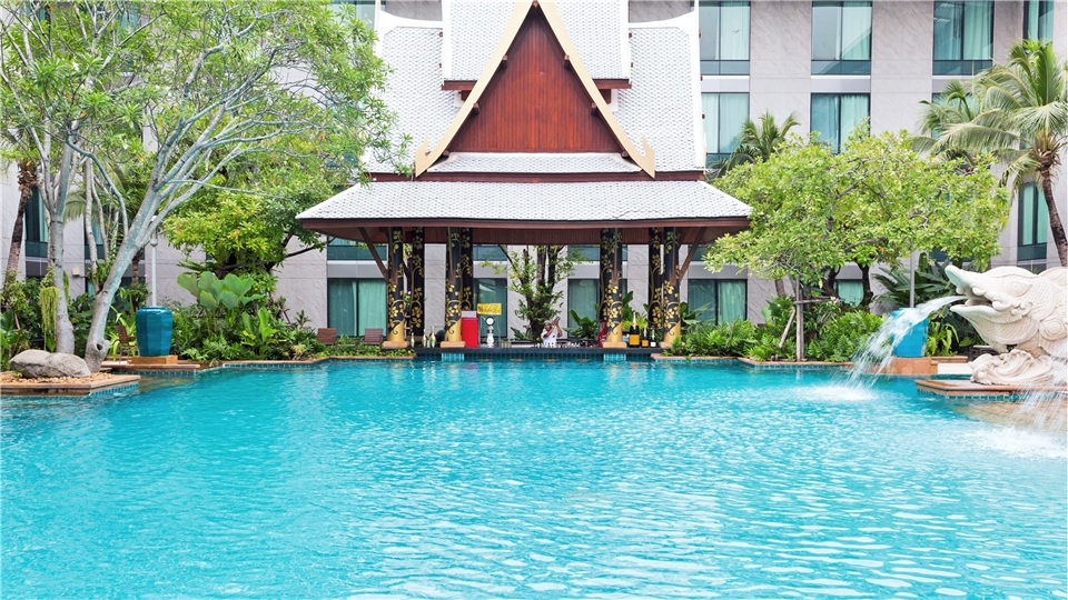 Pool & Bar