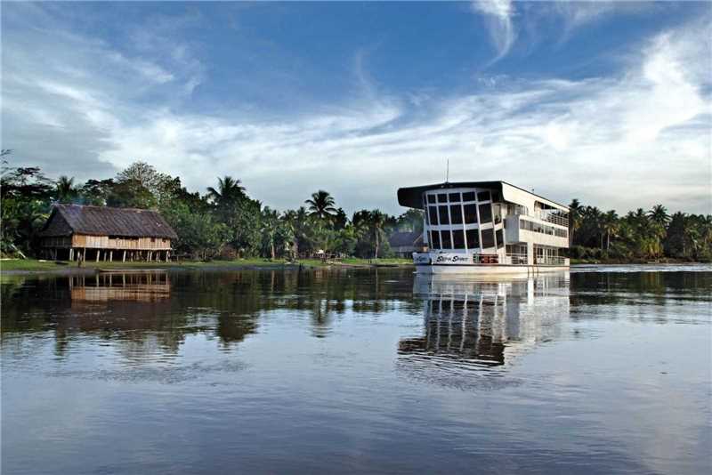 MV Sepik Spirit auf dem Wasser