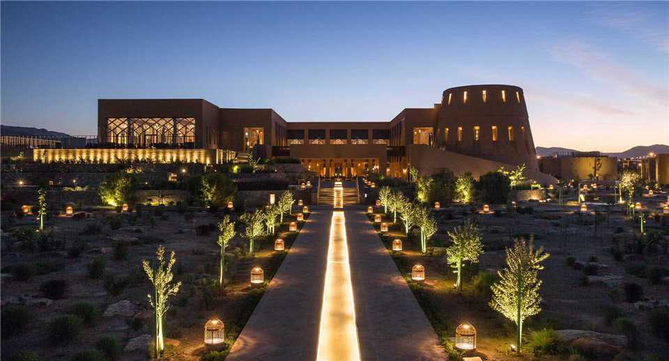 Anantara Al Jabal Al Akhdar Resort Hotelansicht bei Nacht