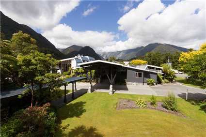 Scenic Hotel Franz Josef Glacier Außenansicht