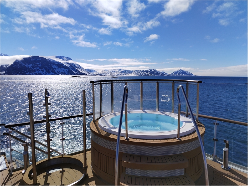 Jacuzzi auf dem Pooldeck