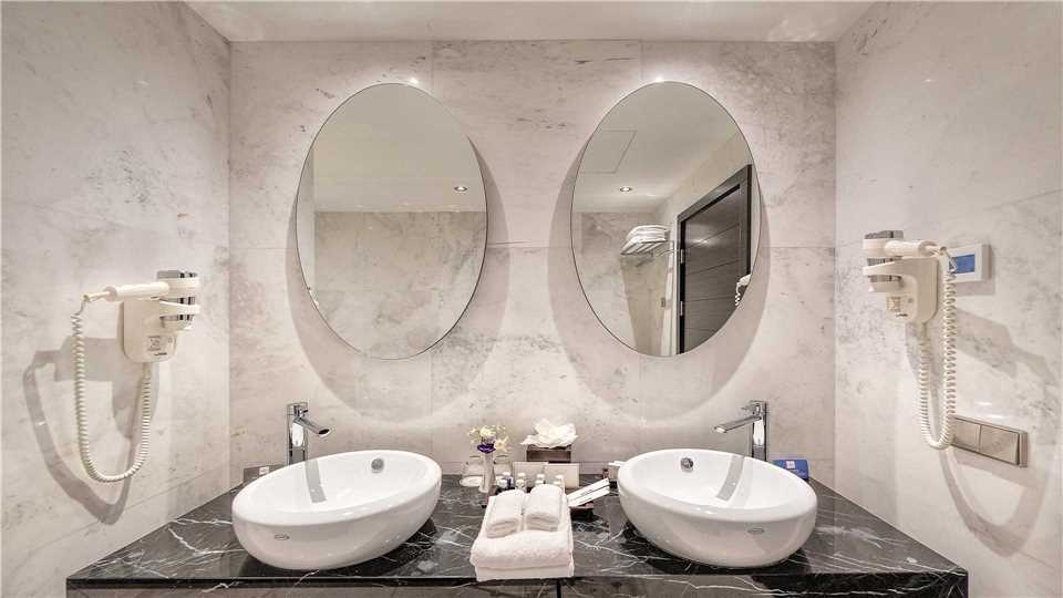 Crowne Plaza Borjomi Badezimmer