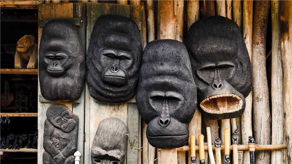 Sanctuary Gorilla Forest Camp Holzmasken