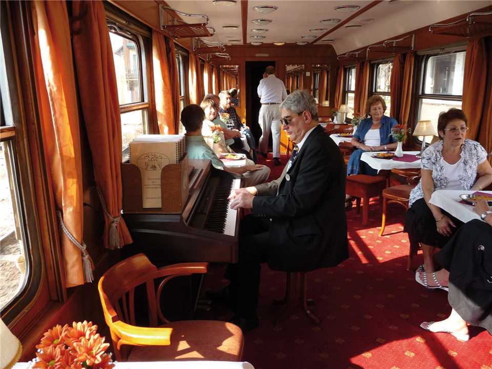 Golden Eagle Danube Express Zug Mann am Klavier