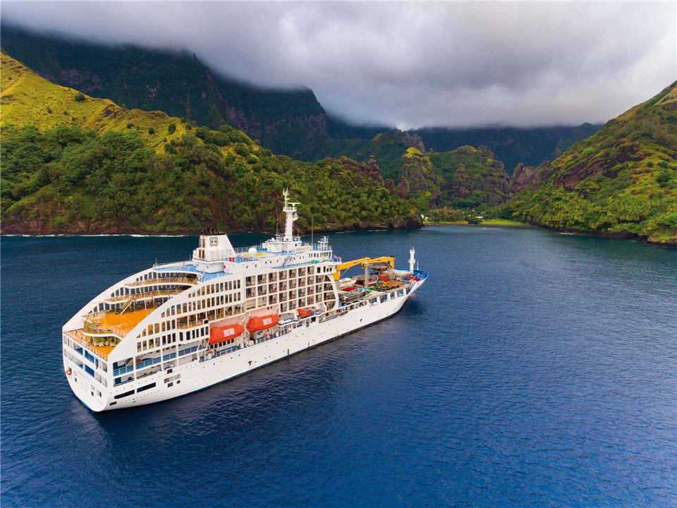 Compagnie Polynesienne de Transport Maritime Aranui 5 Außenansicht vor Anker