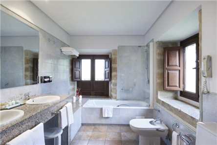 Parador de Cangas de Onis Badezimmer
