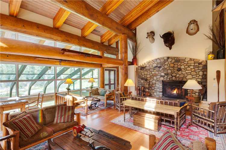 Moraine Lake Lodge Lounge