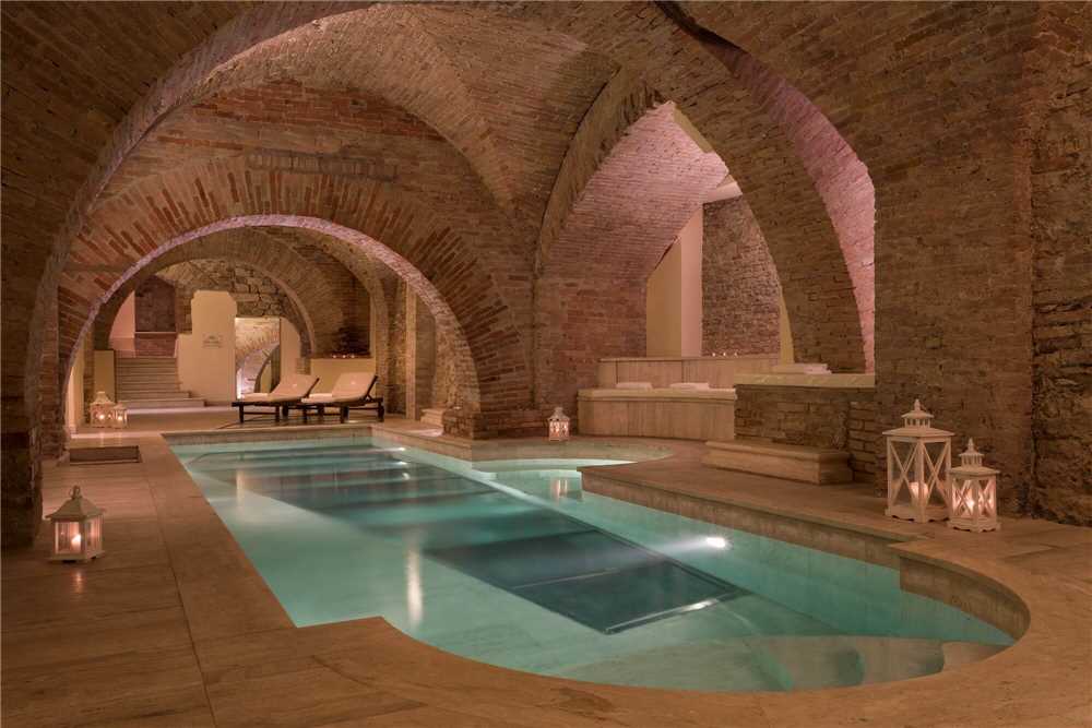 Sina Brufani Innenpool