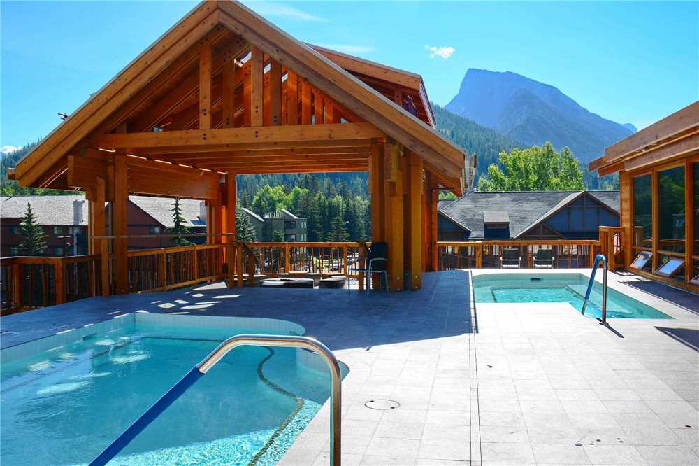 Moose Hotel & Suites Pool