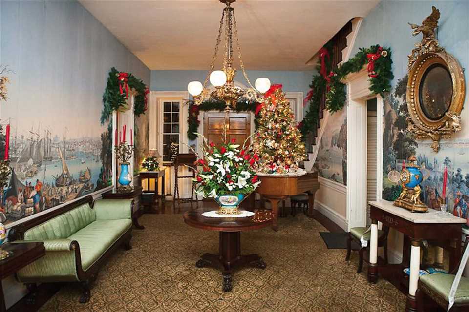 Monmouth Historic Inn & Gardens Lobby