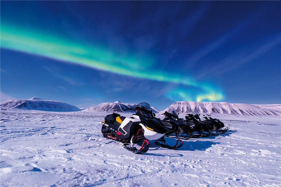 Norwegen Schneemobil mit Nordlicht