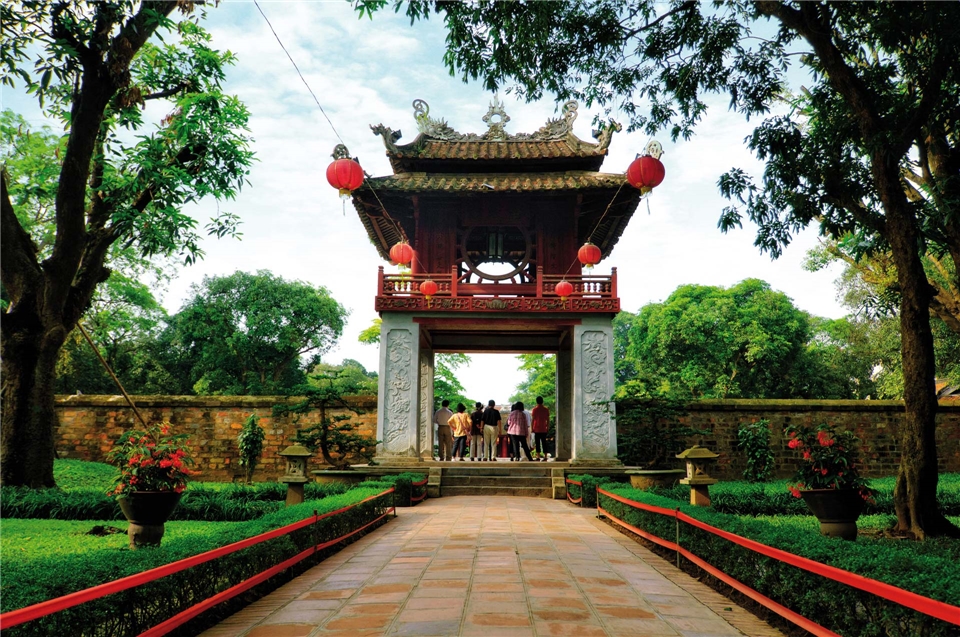 Glanzpunkte Vietnam Toreingang zum Tempel