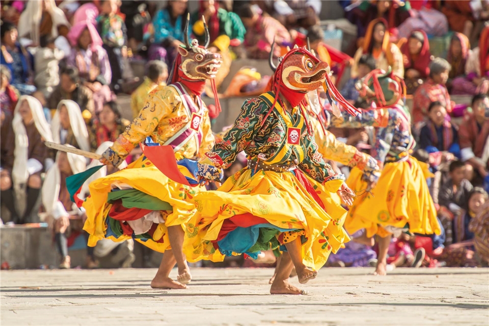 Bhutan Land des Glücks Tshechu Klosterfeste mit tanzenden Mönchen