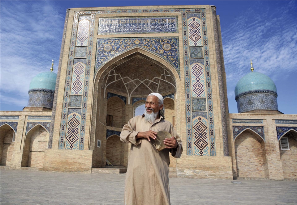 Usbekistan Einheimischer vor Moschee