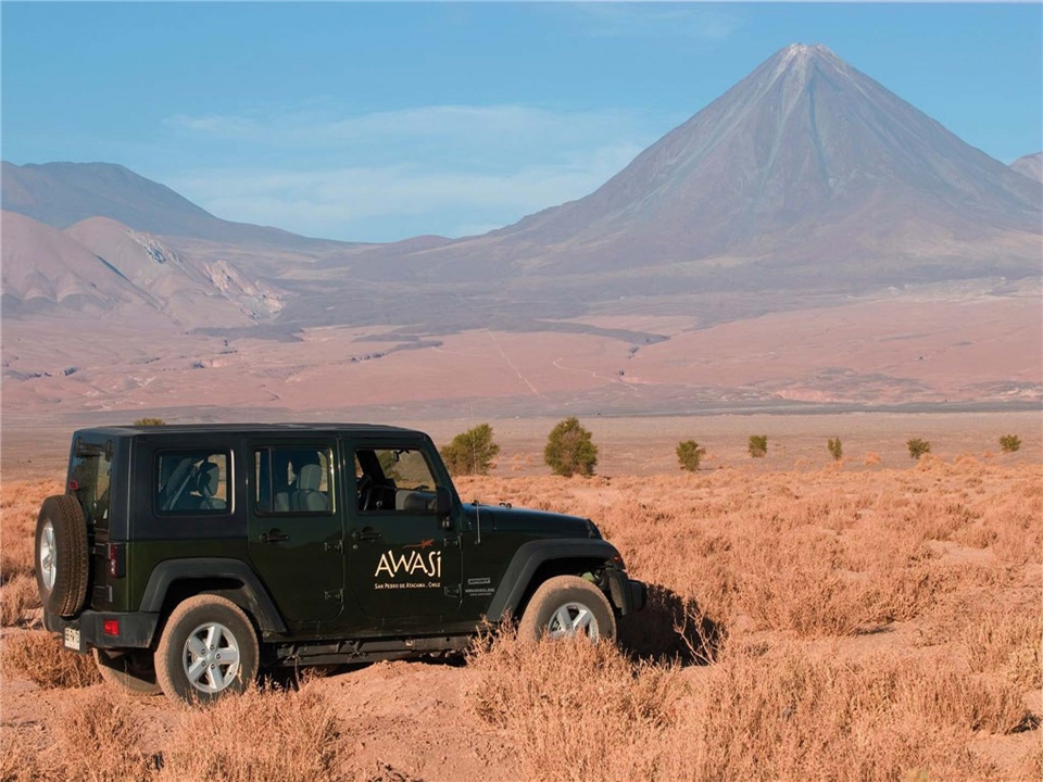 Chile - Jeep am Licancabur Vulkan in der Atacama Wueste