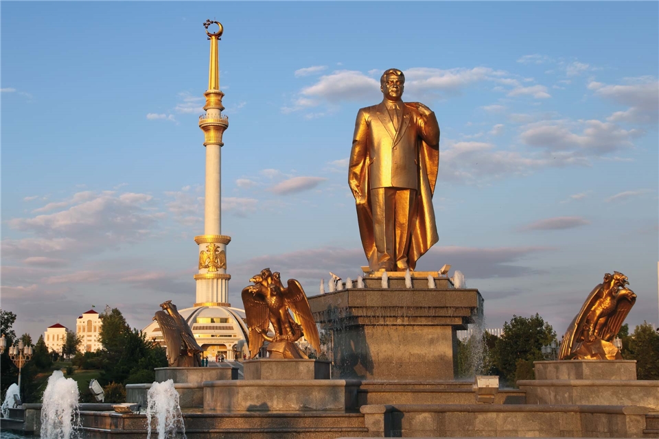 Zentralasien - Goldene Statue Momument von Nijasow und Bogen