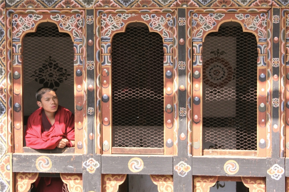 Bhutan - Mönch im Tempel