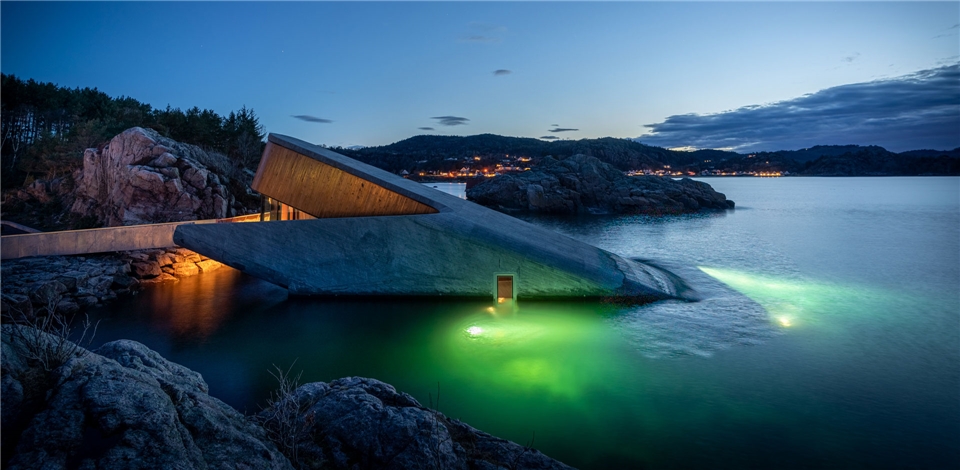 Unterwasserrestaurant bei Nacht Under in Norwegen