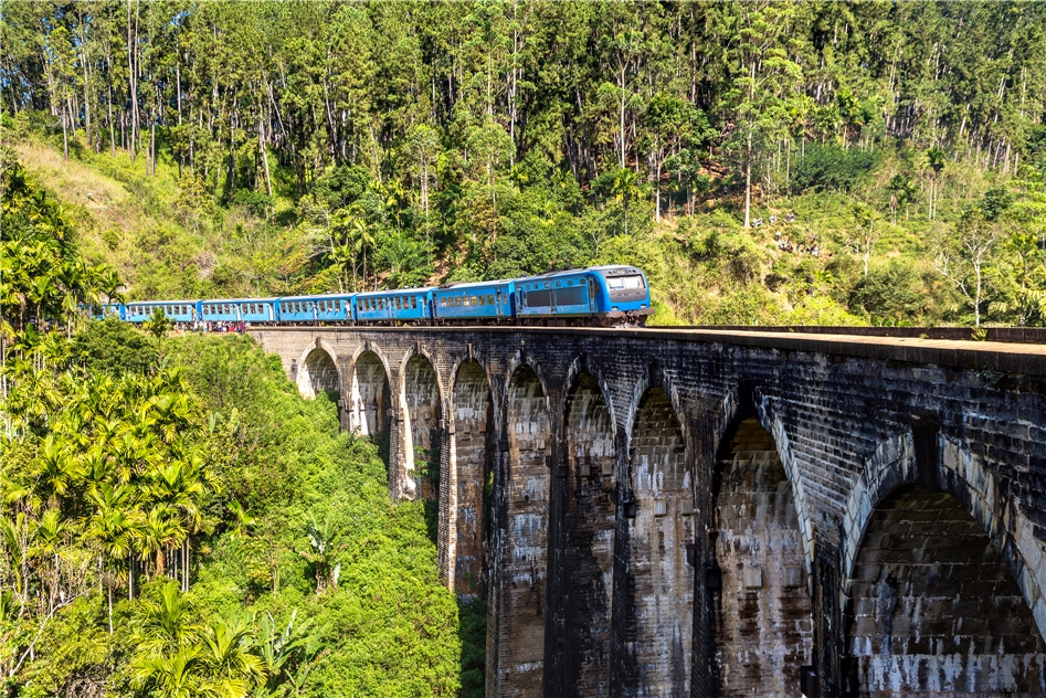Srilanka - Zugfahrt ueber eine Bruecke