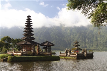 Indonesien - Tempelanlage auf dem Wasser