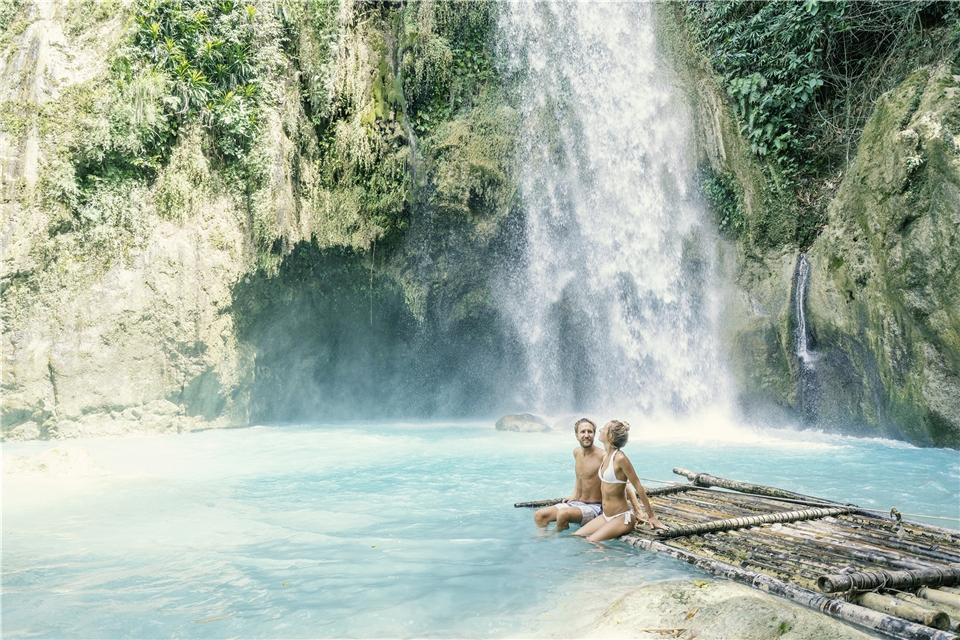 Philippinen Paar unter einem Wasserfall