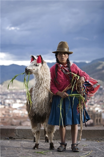 Suedamerika - Peruanerin mit Ihrem Apalca in Peru