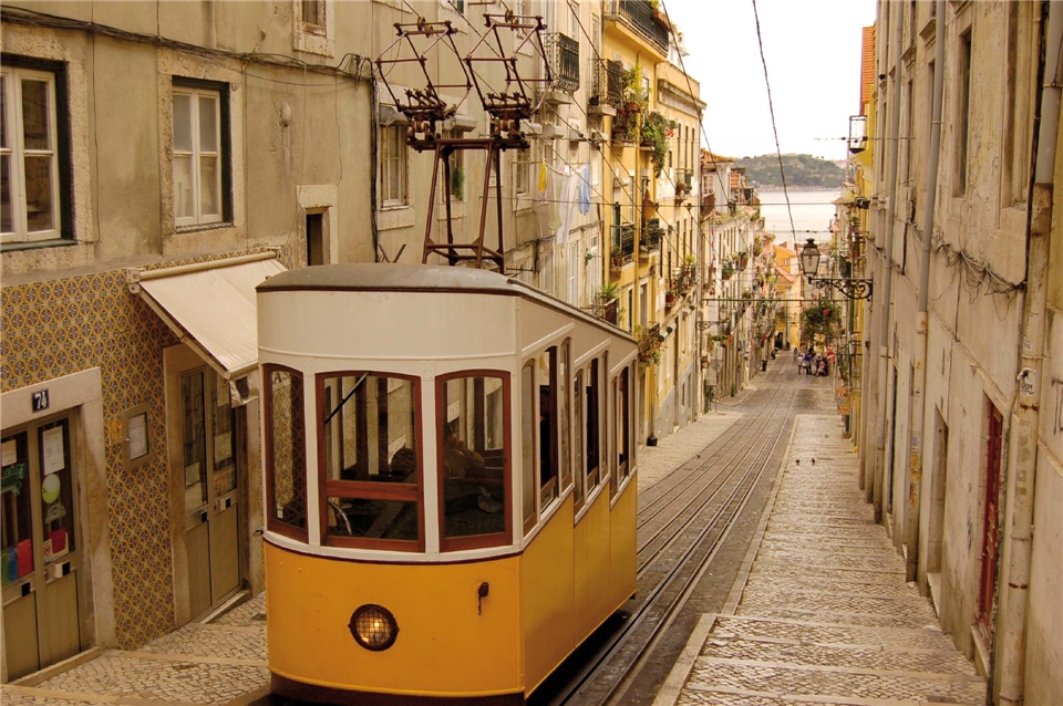 Variety Cruises Harmony V Portugal Straßenbahn in Lissabon