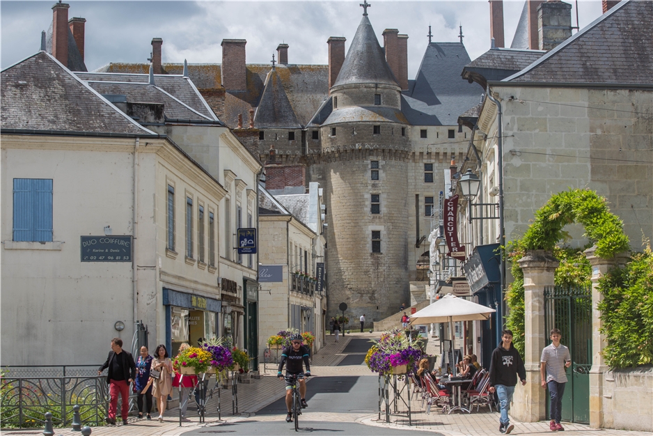 Frankreich - Radfahrer vor Burg