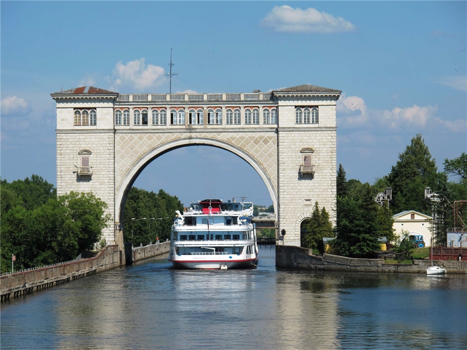 Volga Dream Cruises Volga Dream Russland - Wolga-Schleuse bei Uglitsch