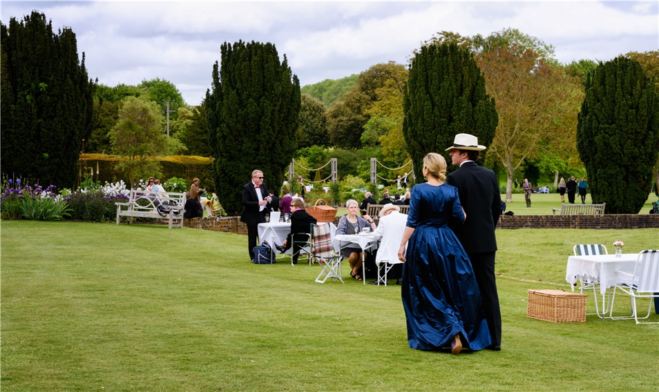 Gärten und Oper in Glyndeborne Personen im Garten