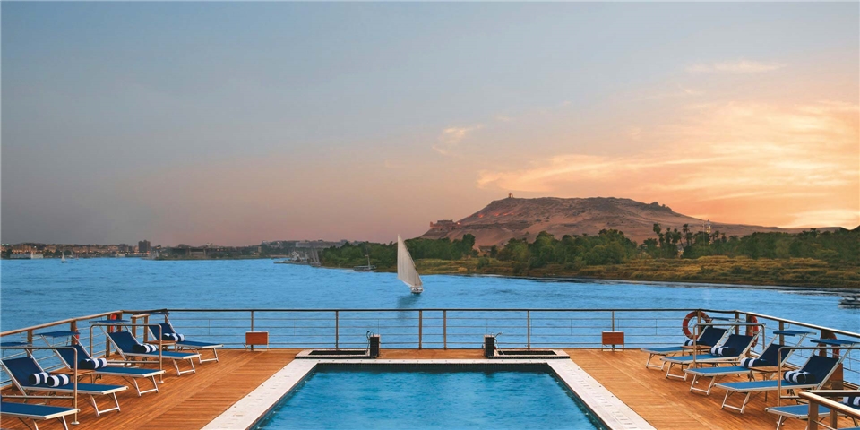 Ägypten - Schiffsdeck mit Pool und Aussicht