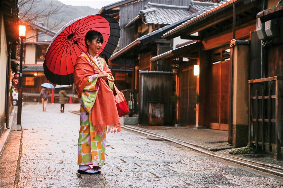 Ponant Le Laperouse  Japan - Japanerin mit Kimono und traditionellem Schirm