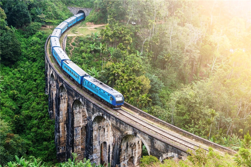 Srilanka - Zugfahrt ueber eine Bruecke