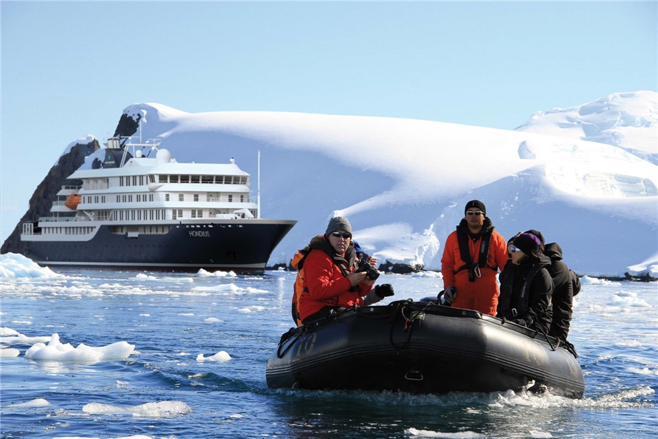 Oceanwide Expeditions Hondius Spitzbergen Schiff mit einem Zodiac