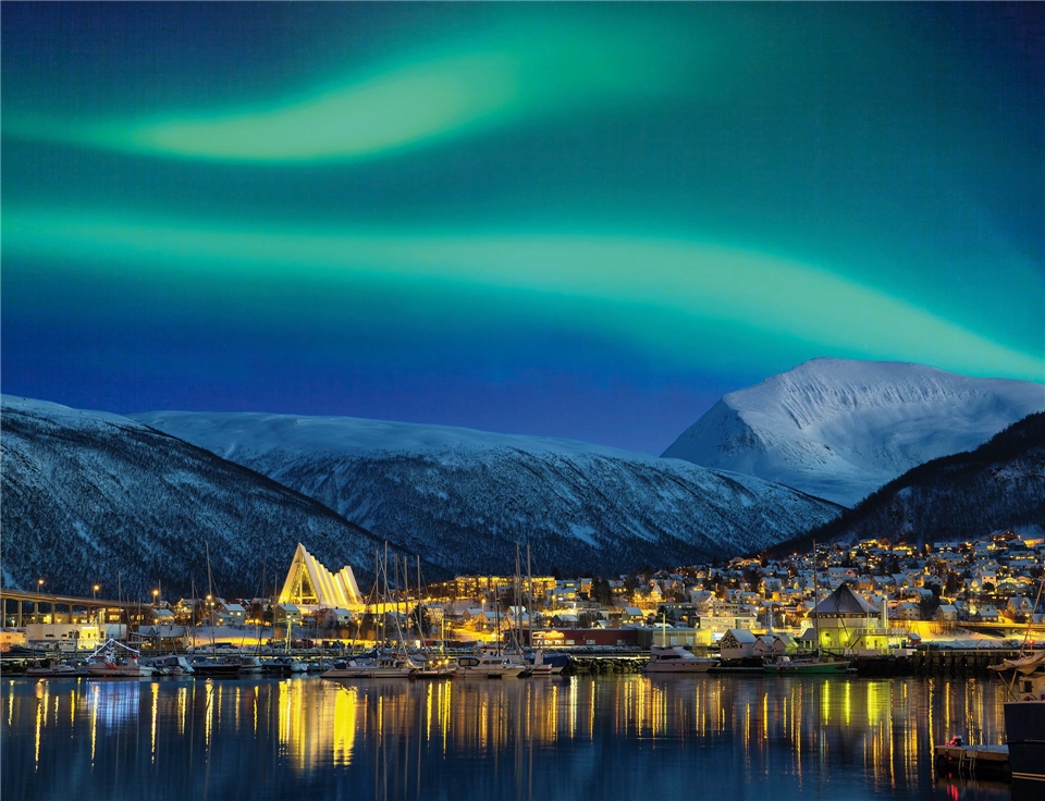 Norwegen Nordlicht mit Stadt