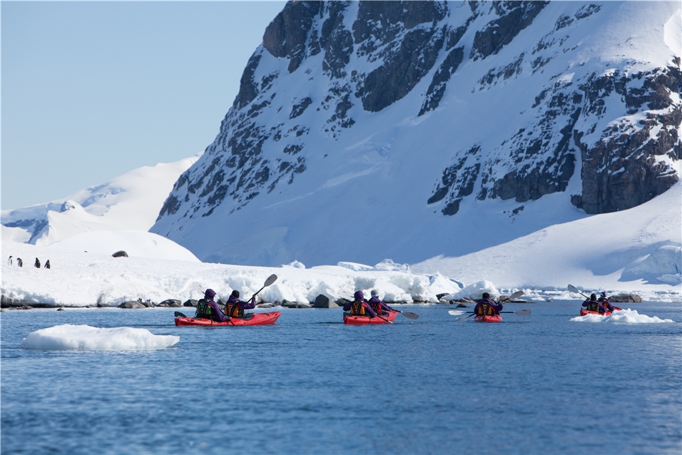 Oceanwide Expeditions MS Ortelius Kayaking im Errera Kanal Antarctica