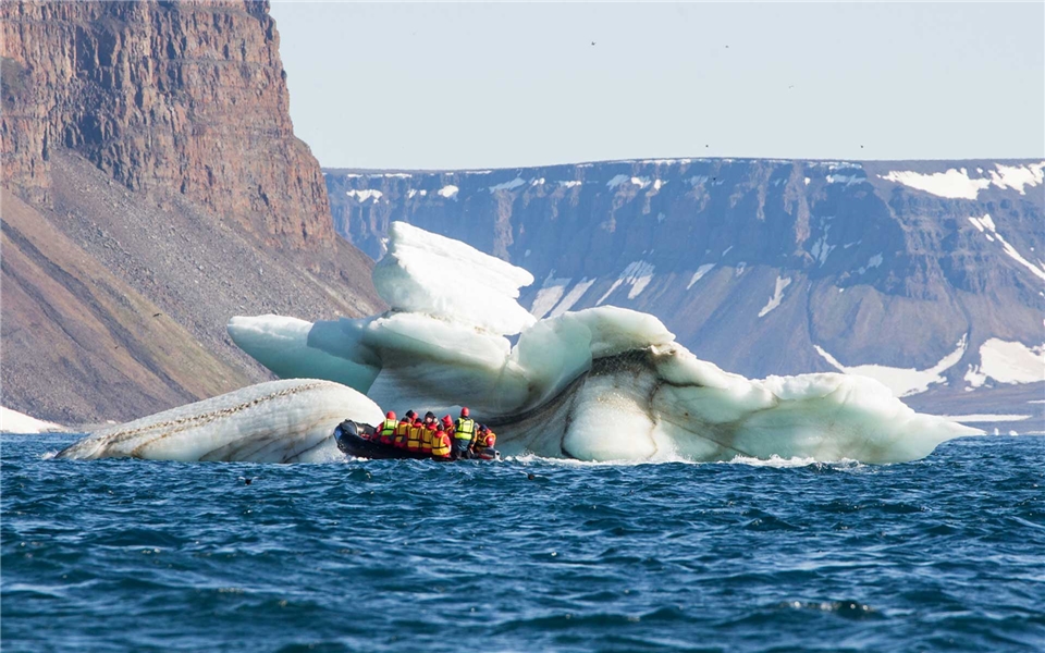 Poseidon Expedition 50 Years of Victory Nordpol - Eisbrocken mit Zodiacs