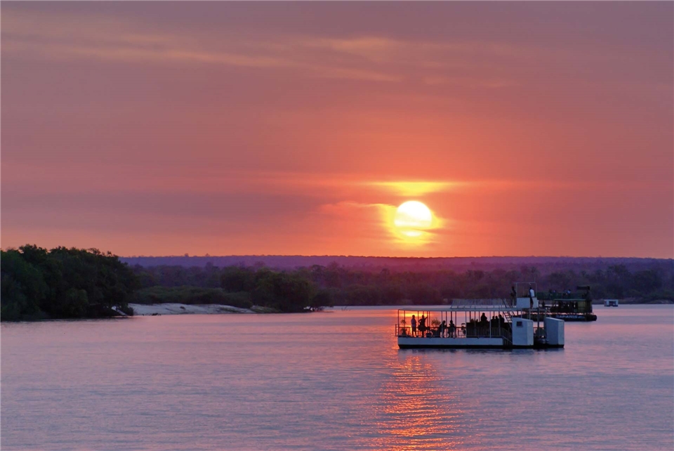 Südafrika Bootsfahrt zum Sonnenuntergang auf dem Sambesi